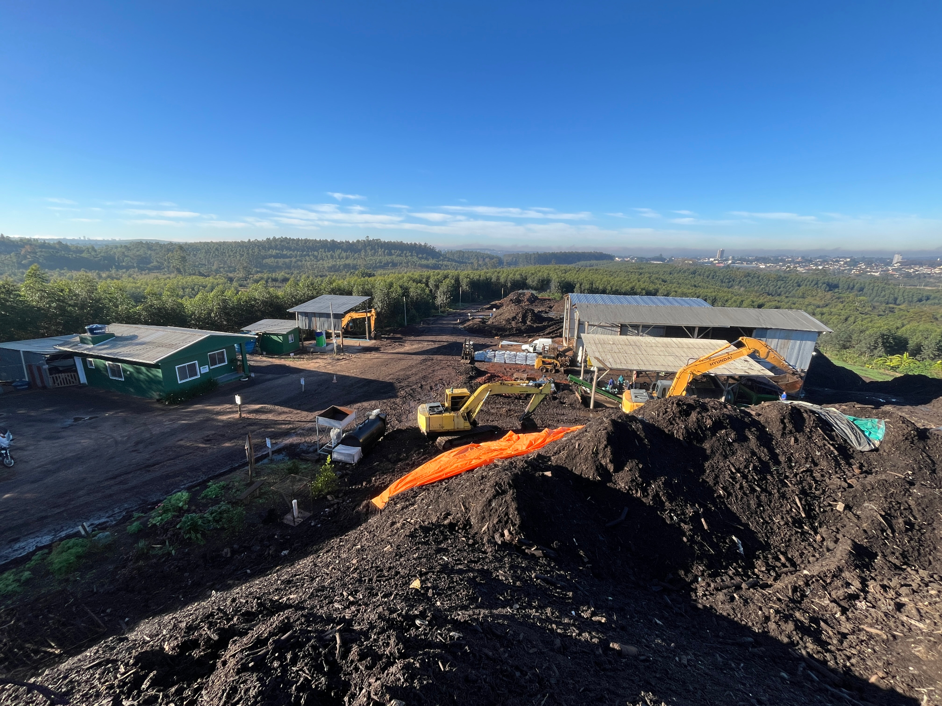 Operação industrial de revolvimento e monitoramento de leiras de compostagem de resíduos orgânicos Classe IIA/B